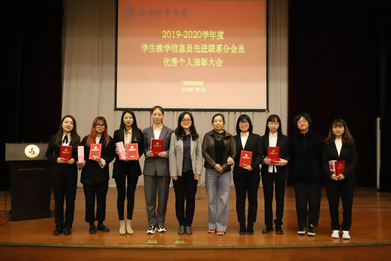 霍院长与受表彰同学合影