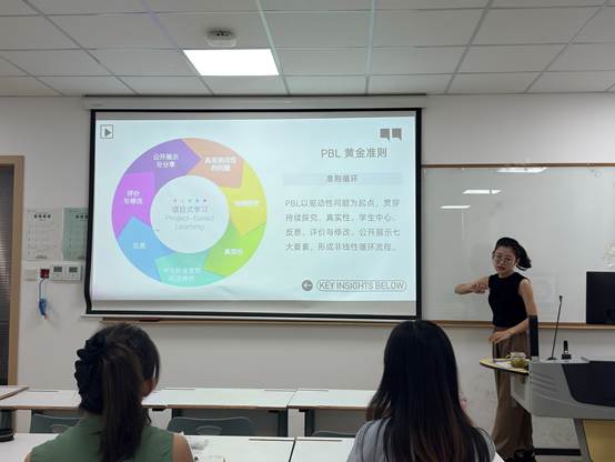 一群人站在屏幕前AI 生成的内容可能不正确。
