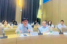 一群人坐在桌子前AI 生成的内容可能不正确。