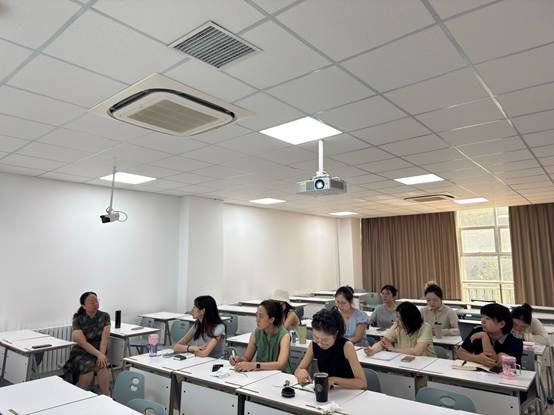 会议室里的人们AI 生成的内容可能不正确。